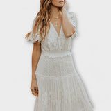 Vestido midi de encaje con cuello de pico y manga corta