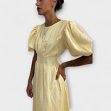 Josephine - Vestido Largo Amarillo Mantequilla con Diseño Vaporoso