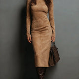 Marcelle Luxe™ | Vestido Midi de Cuello Alto de Gamuza Contour